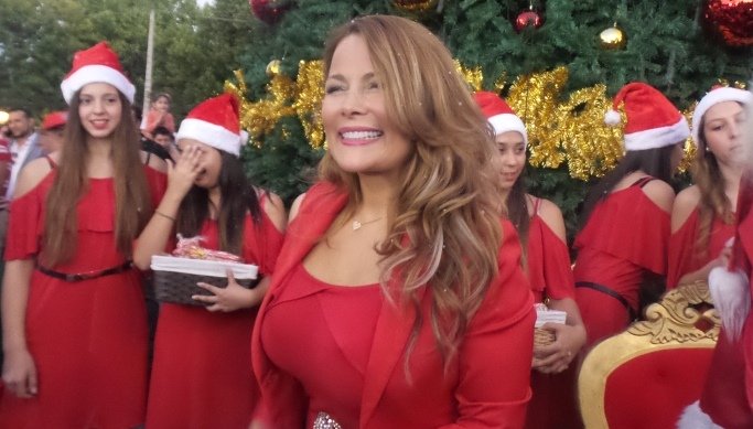 katty-inaugura-arbol-de-pascua-copia